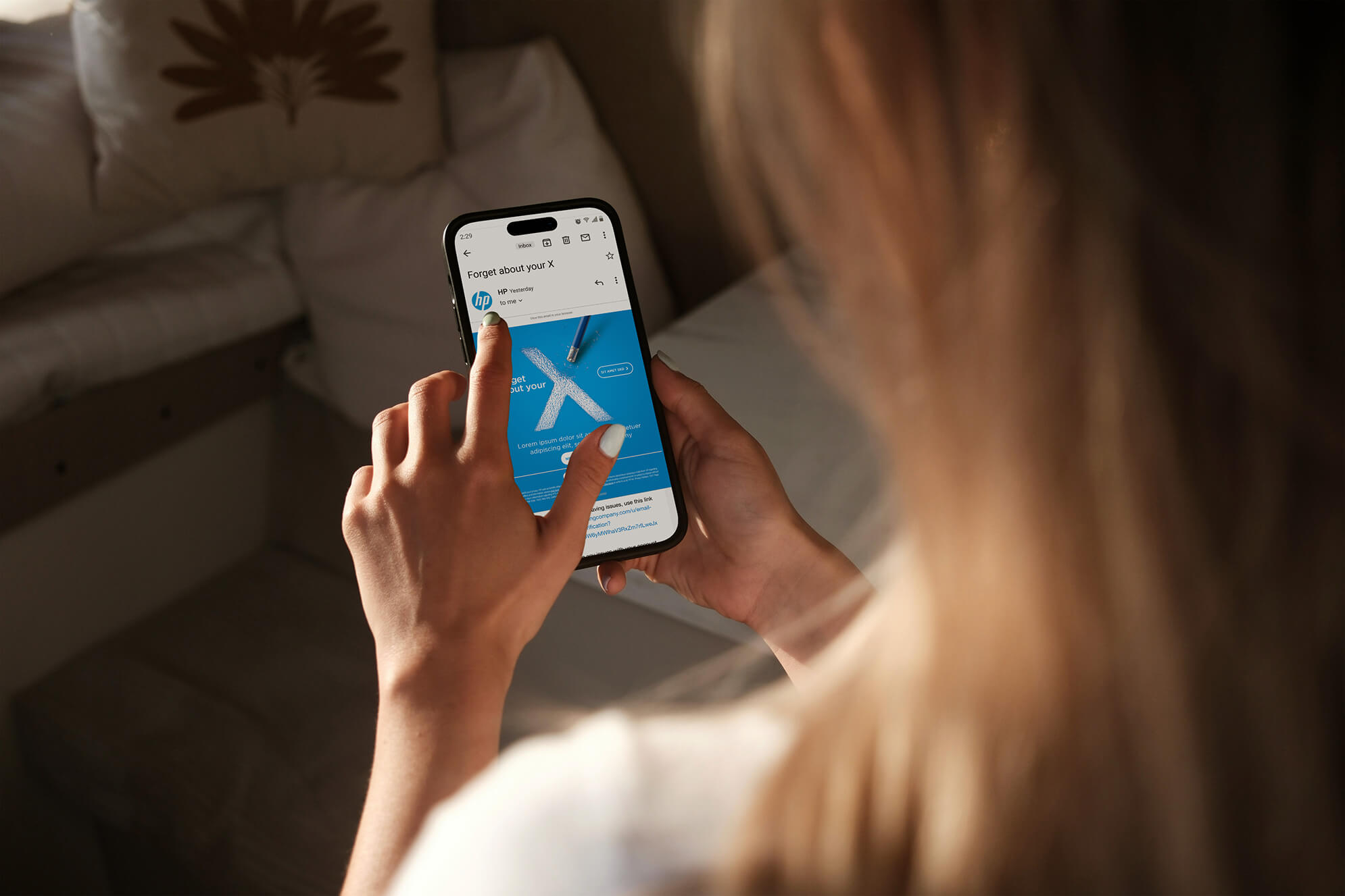 Woman with HP mobile webpage